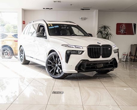 Used 2025 BMW X7 M60i w/ Climate Comfort Package image 5
