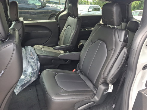 New 2026 Chrysler Pacifica Select image 6