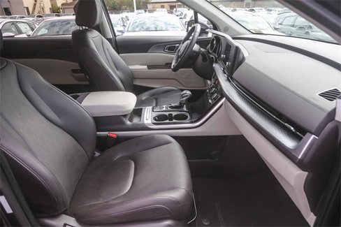 Certified 2024 Kia Carnival LX image 17