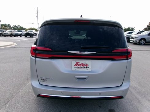 Used 2024 Chrysler Pacifica Touring-L image 21