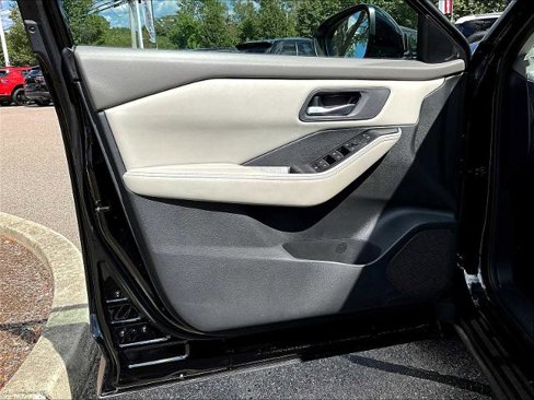 Certified 2025 Nissan Rogue SV image 9