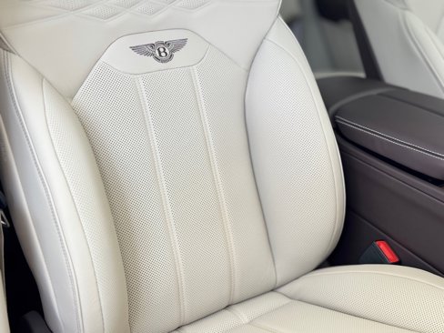 New 2025 Bentley Bentayga image 8