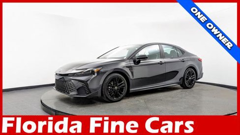 Used 2025 Toyota Camry SE image 1