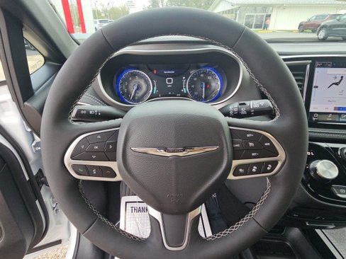 New 2025 Chrysler Pacifica Select w/ Uconnect Theater Family Group image 12