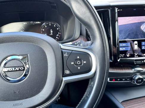 Used 2021 Volvo XC60 T5 Momentum w/ Premium Package image 16
