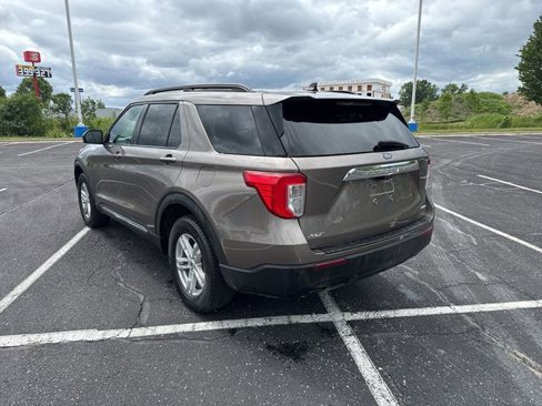 Used 2021 Ford Explorer XLT image 3