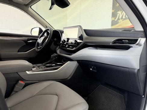 Used 2024 Toyota Highlander Limited image 53