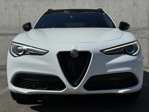 Used 2022 Alfa Romeo Stelvio Veloce image 2