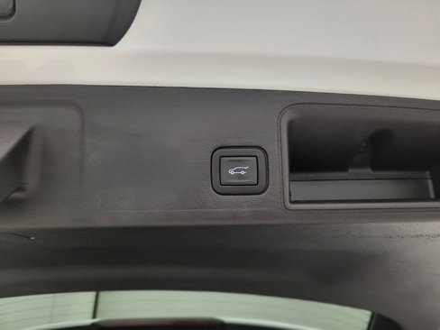 Used 2024 GMC Terrain SLT image 2