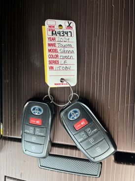 Used 2024 Toyota Sienna LE image 48