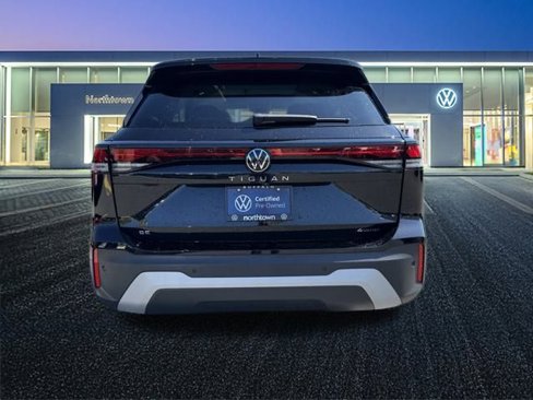 Certified 2025 Volkswagen Tiguan SE image 5