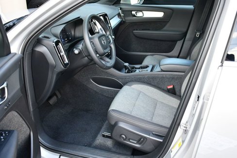 Used 2025 Volvo XC40 B5 Core image 15