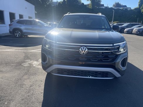 New 2025 Volkswagen Atlas Peak Edition SE image 3