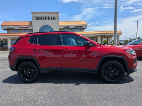 Used 2025 Jeep Compass Latitude w/ Convenience Group image 2