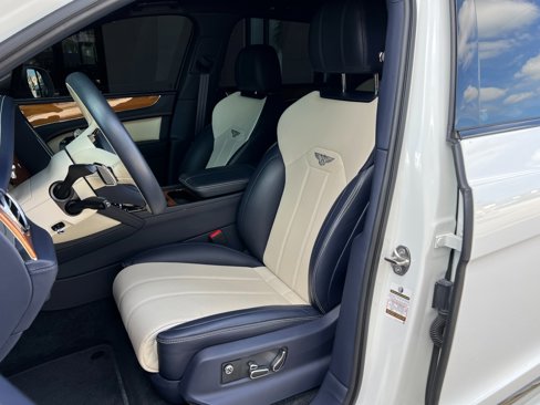 Used 2021 Bentley Bentayga image 21