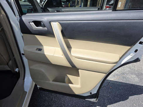 Used 2012 Toyota Highlander FWD image 21