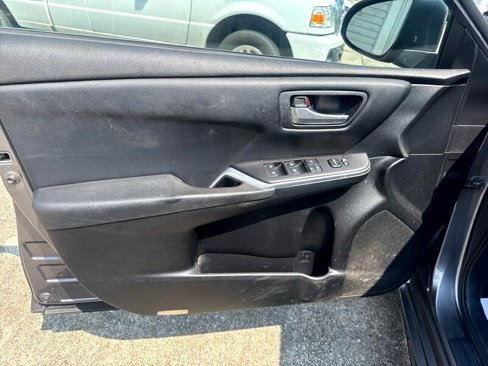 Used 2016 Toyota Camry SE image 9