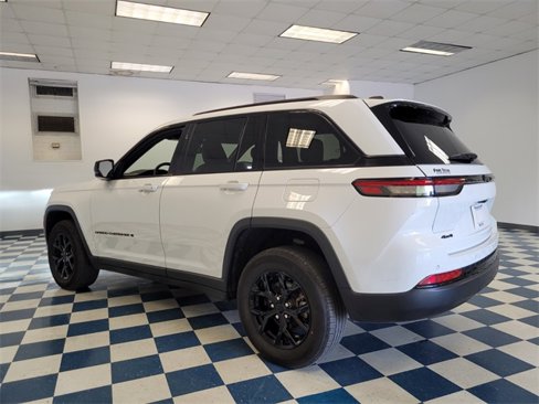 Used 2024 Jeep Grand Cherokee Altitude image 8