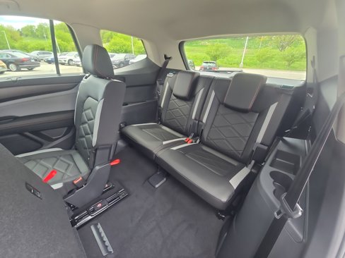 New 2025 Volkswagen Atlas Peak Edition SE image 4