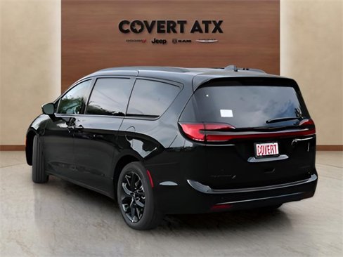 New 2026 Chrysler Pacifica Limited image 3