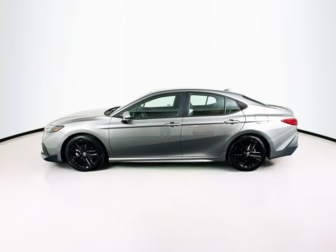 Used 2025 Toyota Camry SE image 4