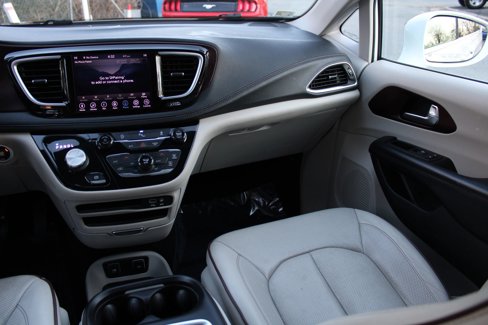 Used 2020 Chrysler Pacifica Limited image 11
