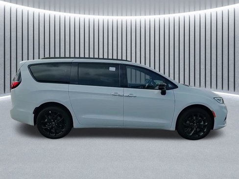 New 2026 Chrysler Pacifica Limited image 4