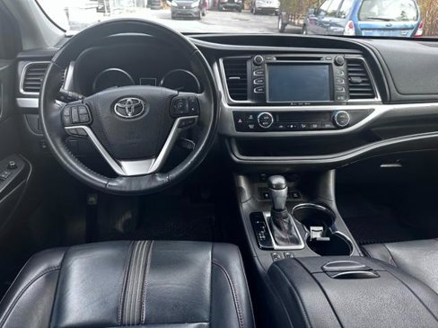 Used 2019 Toyota Highlander SE image 10