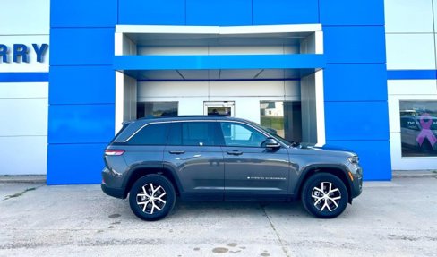 Used 2024 Jeep Grand Cherokee Limited image 3