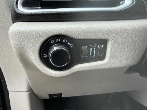 Used 2022 Chrysler Voyager LX image 13