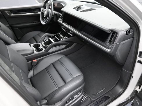 New 2025 Porsche Cayenne Turbo image 32