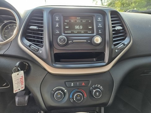 Used 2016 Jeep Cherokee Sport image 17