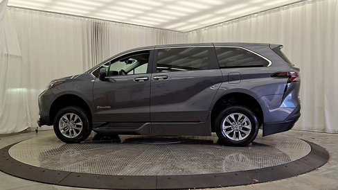 Used 2025 Toyota Sienna XLE image 2