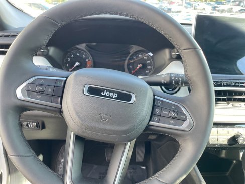 Used 2025 Jeep Compass Limited image 28