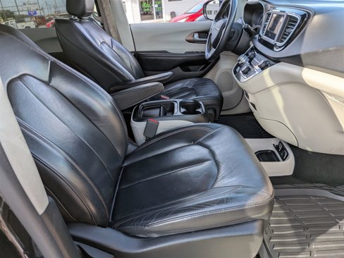 Used 2018 Chrysler Pacifica Touring-L image 32