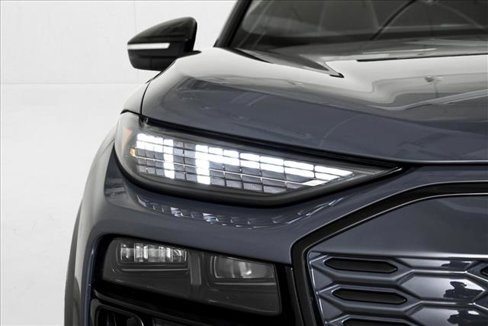 Certified 2025 Audi SQ6 e-tron Prestige image 4