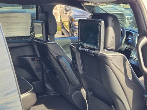 New 2026 Chrysler Pacifica Limited image 9