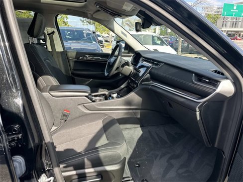Certified 2023 Jeep Grand Cherokee Laredo w/ Luxury Tech Group I image 9