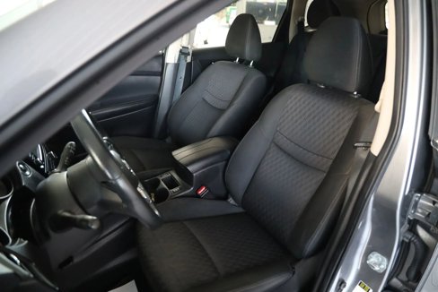 Used 2018 Nissan Rogue SV w/ Premium Package image 2
