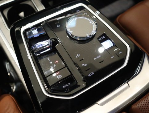 Used 2023 BMW 760i xDrive w/ Parking Assistance Package image 34