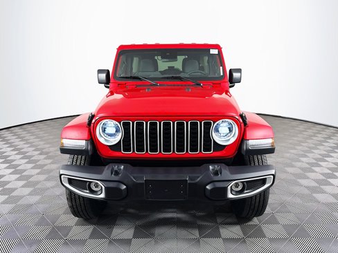 Used 2025 Jeep Wrangler Sahara image 2
