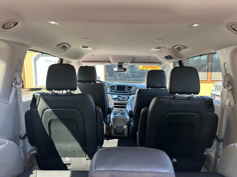 Used 2020 Chrysler Pacifica Touring-L image 7