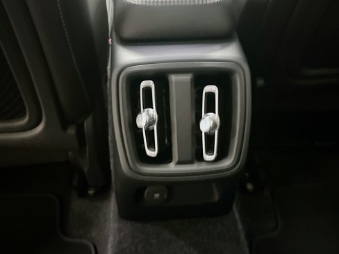 Used 2025 Volvo XC40 B5 Plus image 29