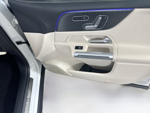 Used 2025 Mercedes-Benz GLB 250 image 31