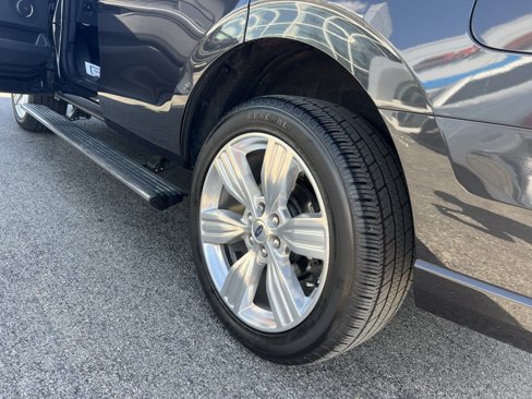Used 2024 Ford Expedition Platinum image 7