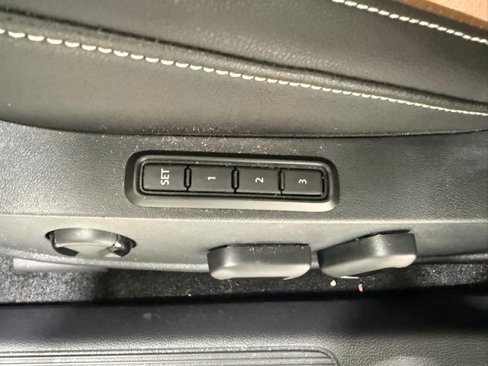 Certified 2025 Volkswagen Jetta SEL image 22