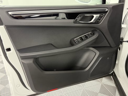 Certified 2025 Porsche Macan image 15