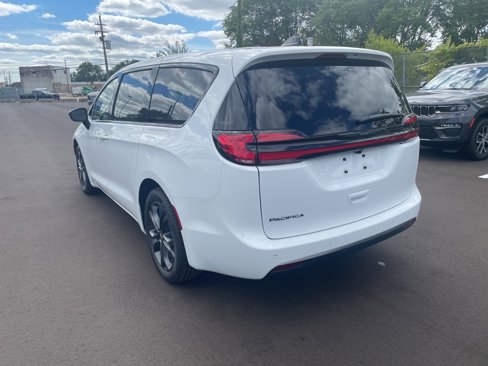 New 2026 Chrysler Pacifica Select image 4