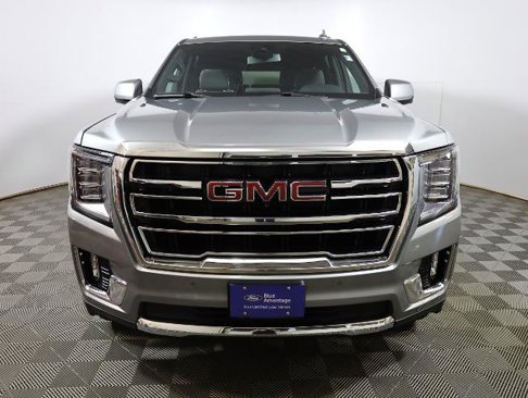 Used 2024 GMC Yukon XL SLT w/ SLT Luxury Package image 3