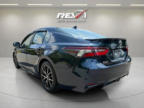 Used 2021 Toyota Camry SE image 3